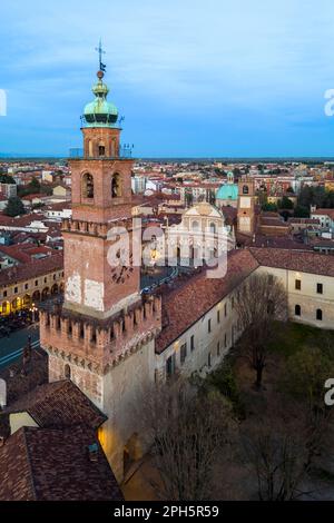 Blick aus der Vogelperspektive auf den Pizza Ducale Platz und den Bramante Turm im Stadtzentrum von Vigevano. Vigevano, Bezirk Pavia, Lomellina, Lombardei, Italien. Stockfoto