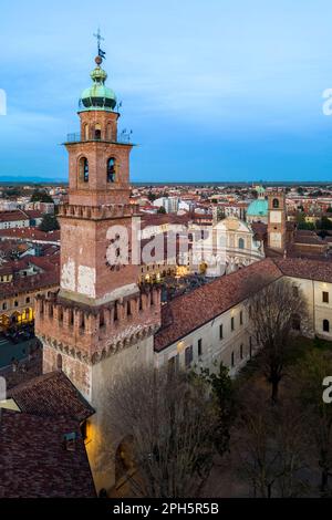 Blick aus der Vogelperspektive auf den Pizza Ducale Platz und den Bramante Turm im Stadtzentrum von Vigevano. Vigevano, Bezirk Pavia, Lomellina, Lombardei, Italien. Stockfoto