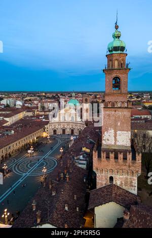 Blick aus der Vogelperspektive auf den Pizza Ducale Platz und den Bramante Turm im Stadtzentrum von Vigevano. Vigevano, Bezirk Pavia, Lomellina, Lombardei, Italien. Stockfoto