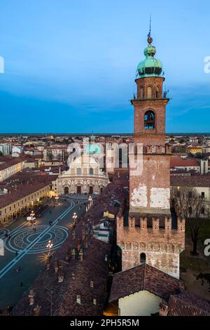 Blick aus der Vogelperspektive auf den Pizza Ducale Platz und den Bramante Turm im Stadtzentrum von Vigevano. Vigevano, Bezirk Pavia, Lomellina, Lombardei, Italien. Stockfoto