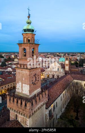 Blick aus der Vogelperspektive auf den Pizza Ducale Platz und den Bramante Turm im Stadtzentrum von Vigevano. Vigevano, Bezirk Pavia, Lomellina, Lombardei, Italien. Stockfoto