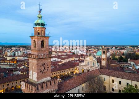 Blick aus der Vogelperspektive auf den Pizza Ducale Platz und den Bramante Turm im Stadtzentrum von Vigevano. Vigevano, Bezirk Pavia, Lomellina, Lombardei, Italien. Stockfoto