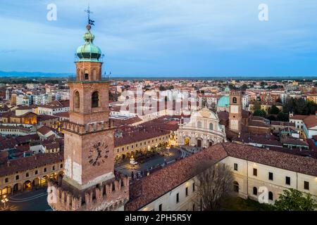 Blick aus der Vogelperspektive auf den Pizza Ducale Platz und den Bramante Turm im Stadtzentrum von Vigevano. Vigevano, Bezirk Pavia, Lomellina, Lombardei, Italien. Stockfoto