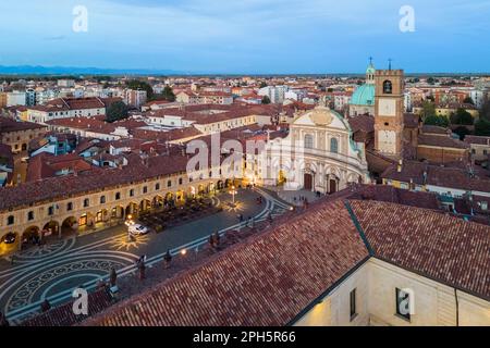 Blick aus der Vogelperspektive auf den Pizza Ducale Platz und die Kathedrale Sant'Ambrogio im Stadtzentrum von Vigevano. Vigevano, Bezirk Pavia, Lomellina, Lombardei, Italien. Stockfoto