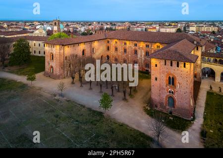 Das Castello Sforzesco im Stadtzentrum von Vigevano aus der Vogelperspektive. Vigevano, Bezirk Pavia, Lomellina, Lombardei, Italien. Stockfoto