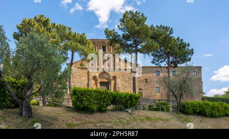 Die Pfarrkirche Santa Maria Assunta in Chianni, oder einfach Pieve di Chianni, befindet sich auf dem Gebiet der Gambassi Terme entlang der Route von Stockfoto