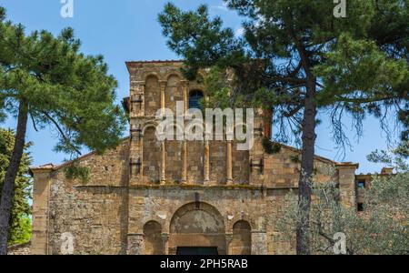 Die Pfarrkirche Santa Maria Assunta in Chianni, oder einfach Pieve di Chianni, befindet sich auf dem Gebiet der Gambassi Terme entlang der Route von Stockfoto