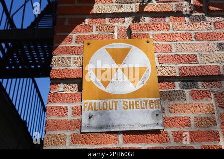 Klassisches Symbol für nukleare Strahlung auf dem New Yorker Atombunker Stockfoto