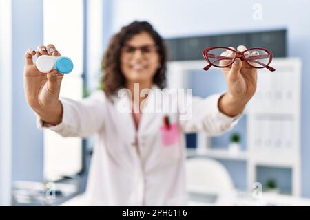 Junge lateinerin in Augenoptik-Uniform mit optometrischen Brillen und Kontaktlinsen Stockfoto