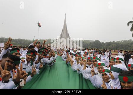 Dhaka, Bangladesch - 26. März 2023: Menschen aus allen Gesellschaftsschichten haben den Freiheitskämpfern am National Martyrs' Memorial auf der ihre Ehre erwiesen Stockfoto