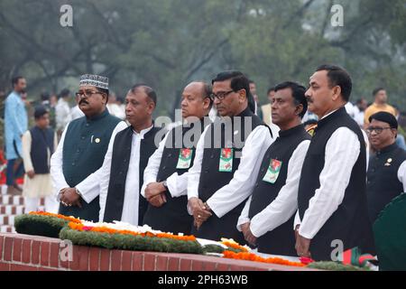 Dhaka, Bangladesch - 26. März 2023: Menschen aus allen Gesellschaftsschichten haben den Freiheitskämpfern am National Martyrs' Memorial auf der ihre Ehre erwiesen Stockfoto