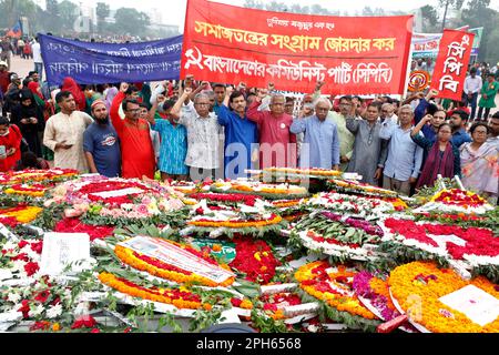 Dhaka, Bangladesch - 26. März 2023: Menschen aus allen Gesellschaftsschichten haben den Freiheitskämpfern am National Martyrs' Memorial auf der ihre Ehre erwiesen Stockfoto