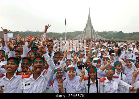 Dhaka, Bangladesch - 26. März 2023: Menschen aus allen Gesellschaftsschichten haben den Freiheitskämpfern am National Martyrs' Memorial auf der ihre Ehre erwiesen Stockfoto