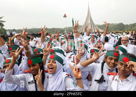 Dhaka, Bangladesch - 26. März 2023: Menschen aus allen Gesellschaftsschichten haben den Freiheitskämpfern am National Martyrs' Memorial auf der ihre Ehre erwiesen Stockfoto