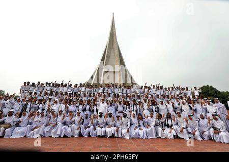 Dhaka, Bangladesch - 26. März 2023: Menschen aus allen Gesellschaftsschichten haben den Freiheitskämpfern am National Martyrs' Memorial auf der ihre Ehre erwiesen Stockfoto