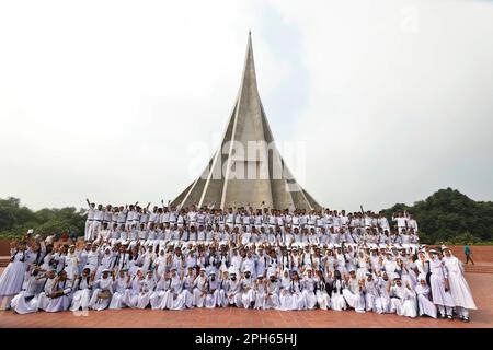 Dhaka, Bangladesch - 26. März 2023: Menschen aus allen Gesellschaftsschichten haben den Freiheitskämpfern am National Martyrs' Memorial auf der ihre Ehre erwiesen Stockfoto