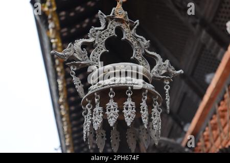 Antikes traditionelles Metall-Diya auf dem Tempeldach. Stockfoto