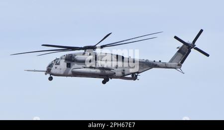 Eine Marine Corps Sikorsky CH-53E Super Stallion fliegen bei WAB Yuma. Stockfoto