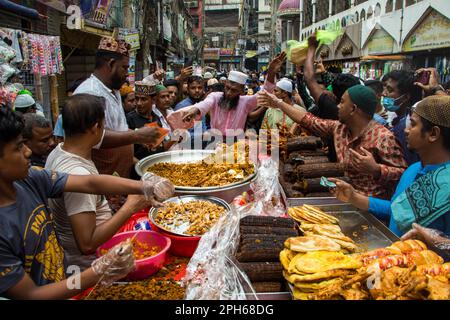 Der Alte Dhaka, Bangladesch. 24. März 2023. Bangladeschische Händler verkaufen Iftars Artikel in Chawkbazar am ersten Tag des heiligen muslimischen Monats Ramadan in Old Dhaka, Bangladesch, am 24. März 2023. Jedes Jahr ist in der Altstadt von Dhaka ein traditioneller Iftar-Markt für fast 400 Jahre geöffnet. (Foto: Md Noor Hossain/Pacific Press/Sipa USA) Kredit: SIPA USA/Alamy Live News Stockfoto