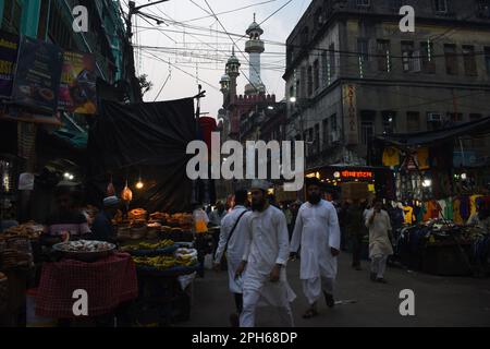 Kalkutta, Indien. 25. März 2023. Kolkata muslimische Anhänger beten während des heiligen Monats Ramadan in der Nakhoda-Moschee in Kalkutta, Indien, am 25. März 2023. (Foto von Sayantan Chakraborty/Pacific Press/Sipa USA) Guthaben: SIPA USA/Alamy Live News Stockfoto