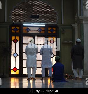 Kalkutta, Indien. 25. März 2023. Kolkata muslimische Anhänger beten während des heiligen Monats Ramadan in der Nakhoda-Moschee in Kalkutta, Indien, am 25. März 2023. (Foto von Sayantan Chakraborty/Pacific Press/Sipa USA) Guthaben: SIPA USA/Alamy Live News Stockfoto