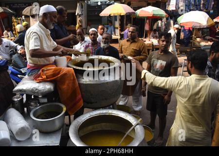 Kalkutta, Indien. 25. März 2023. Kolkata muslimische Anhänger beten während des heiligen Monats Ramadan in der Nakhoda-Moschee in Kalkutta, Indien, am 25. März 2023. (Foto von Sayantan Chakraborty/Pacific Press/Sipa USA) Guthaben: SIPA USA/Alamy Live News Stockfoto