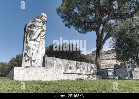 Statue von St. Katharina von Siena in der Nähe des Castel Sant'Angelo in Rom, Italien Stockfoto