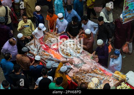 Der Alte Dhaka, Bangladesch. 24. März 2023. Bangladeschische Händler verkaufen Iftars Artikel in Chawkbazar am ersten Tag des heiligen muslimischen Monats Ramadan in Old Dhaka, Bangladesch, am 24. März 2023. Jedes Jahr ist in der Altstadt von Dhaka ein traditioneller Iftar-Markt für fast 400 Jahre geöffnet. (Foto: Md Noor Hossain/Pacific Press/Sipa USA) Kredit: SIPA USA/Alamy Live News Stockfoto