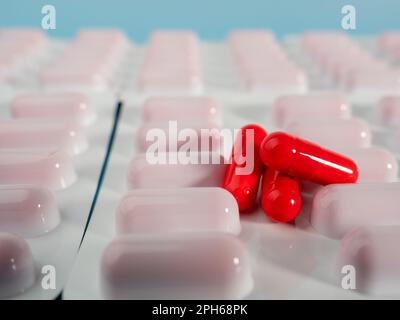 Rote medizinische Kapseln. Kapseln in einer Blisterpackung. Nahaufnahme. Stockfoto