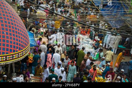 Der Alte Dhaka, Bangladesch. 24. März 2023. Bangladeschische Händler verkaufen Iftars Artikel in Chawkbazar am ersten Tag des heiligen muslimischen Monats Ramadan in Old Dhaka, Bangladesch, am 24. März 2023. Jedes Jahr ist in der Altstadt von Dhaka ein traditioneller Iftar-Markt für fast 400 Jahre geöffnet. (Foto: Md Noor Hossain/Pacific Press/Sipa USA) Kredit: SIPA USA/Alamy Live News Stockfoto