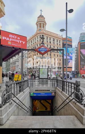 MADRID, SPANIEN - 26. März 2023: Eintritt zur Madrid Metro an der Station Callado Stockfoto