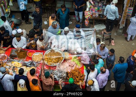 Der Alte Dhaka, Bangladesch. 24. März 2023. Bangladeschische Händler verkaufen Iftars Artikel in Chawkbazar am ersten Tag des heiligen muslimischen Monats Ramadan in Old Dhaka, Bangladesch, am 24. März 2023. Jedes Jahr ist in der Altstadt von Dhaka ein traditioneller Iftar-Markt für fast 400 Jahre geöffnet. (Foto: Md Noor Hossain/Pacific Press/Sipa USA) Kredit: SIPA USA/Alamy Live News Stockfoto