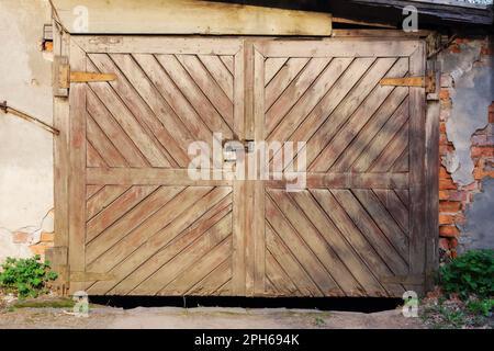 Altmodische Garagentür aus Holz. Architekturelement Stockfoto