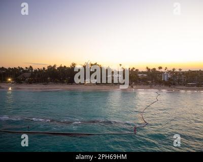 Eine kleine Stadt am Meer. Tropische Landschaft. Dämmerung. Häuser sind mit goldenen Lichtern beleuchtet. Wunderschöne Natur, Resort, Urlaub, Urlaub, Erholung. Stockfoto