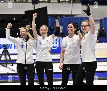 Silvana Tirinzoni, Briar Schwaller-Huerlimann, Carole Howald und Alina Pätz, Schweiz, in Aktion während des Spiels zwischen Norwegen und Switzerlan Stockfoto