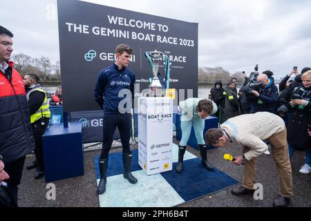 London UK 26. März 2023. Tassilo von Mueller (L), Präsident des Männer-Boot-Clubs der Oxford University, und Ollie Parish (R) des Männer-Boot-Clubs der Cambridge University beim Münzwurf vor dem Gemini-Boot-Rennen 2023. Gutschrift: amer ghazzal/Alamy Live News Stockfoto