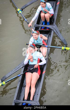 London, Großbritannien. 26. März 2023. Das Frauenrennen – Cambridge gewinnt. Das jährliche Bootsrennen zwischen Crews der Universität Oxford und der Universität Cambridge ist im Gange. Heute erstreckt sie sich über 185 Jahre Rivalität und Tradition zwischen den beiden Universitäten auf einem Meisterschaftskurs, der sich über 4,25 Meilen entlang der Themse in West-London zwischen Putney und Mortlake erstreckt. Die Crews treten in Achtfüßern-Ruderbooten gegeneinander an, die jeweils von einem cox gelenkt werden, und sehen, wie die Olympianer neben anderen Schülern rudern. Kredit: Imageplotter/Alamy Live News Stockfoto