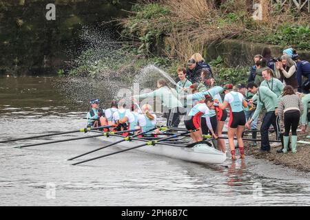 London, Großbritannien. 26. März 2023. Das Frauenrennen – Cambridge gewinnt. Das jährliche Bootsrennen zwischen Crews der Universität Oxford und der Universität Cambridge ist im Gange. Heute erstreckt sie sich über 185 Jahre Rivalität und Tradition zwischen den beiden Universitäten auf einem Meisterschaftskurs, der sich über 4,25 Meilen entlang der Themse in West-London zwischen Putney und Mortlake erstreckt. Die Crews treten in Achtfüßern-Ruderbooten gegeneinander an, die jeweils von einem cox gelenkt werden, und sehen, wie die Olympianer neben anderen Schülern rudern. Kredit: Imageplotter/Alamy Live News Stockfoto