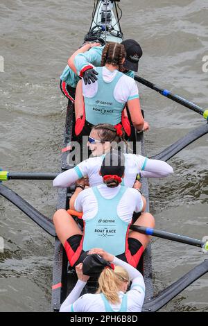 London, Großbritannien. 26. März 2023. Das Frauenrennen – Cambridge gewinnt. Das jährliche Bootsrennen zwischen Crews der Universität Oxford und der Universität Cambridge ist im Gange. Heute erstreckt sie sich über 185 Jahre Rivalität und Tradition zwischen den beiden Universitäten auf einem Meisterschaftskurs, der sich über 4,25 Meilen entlang der Themse in West-London zwischen Putney und Mortlake erstreckt. Die Crews treten in Achtfüßern-Ruderbooten gegeneinander an, die jeweils von einem cox gelenkt werden, und sehen, wie die Olympianer neben anderen Schülern rudern. Kredit: Imageplotter/Alamy Live News Stockfoto