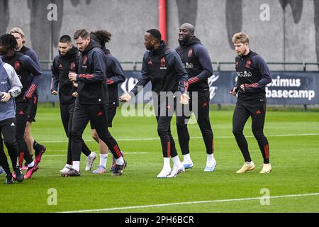 Tubize, Belgien. 26. März 2023. Während eines Trainings der belgischen Nationalmannschaft Red Devils am Sonntag, dem 26. März 2023, in der Hauptniederlassung der Royal Belgischen Fußballvereinigung in Tubize wurden Belgiens Jan Vertonghen, Belgiens Dodi Lukebakio, Belgiens Romelu Lukaku und Belgiens Kapitän Kevin De Bruyne in Aktion gezeigt. Die Red Devils bereiten sich auf das kommende Spiel gegen Deutschland vor. BELGA FOTO TOM GOYVAERTS Kredit: Belga News Agency/Alamy Live News Stockfoto