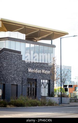 London, Vereinigtes Königreich, 23. Juli 2022: Außenansicht von Meridian Water, dem 2019 neu eröffneten Bahnhof oder Bahnhof im Nordosten von London Stockfoto