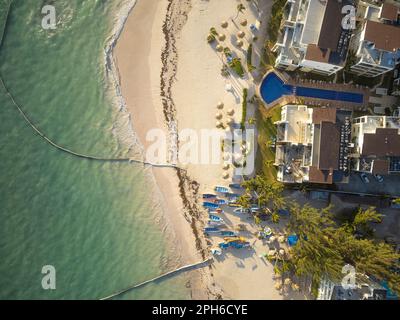 Viele Boote am Strand. Strandresort. Wunderschöne hohe Hotels mit tropischen Pflanzen und Sonnenschirmen. Klares, ruhiges Meer. Wunderschöne Meereslandschaft, Infrastr Stockfoto