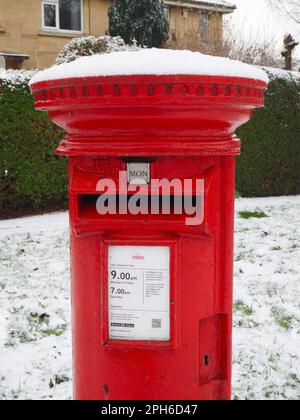 Roter Postkasten von Royal Mail mit Schnee überzogen. Bath, UK, Dezember 2022. Stockfoto