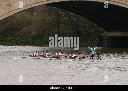 River Thames, London, Großbritannien. 26. März 2023. University Boat Races, Oxford Women versus Cambridge Women; Cambridge University feiert nach ihrem Sieg beim Women's Boat Race 77. Kredit: Action Plus Sports/Alamy Live News Stockfoto