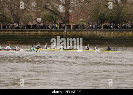 River Thames, London, Großbritannien. 26. März 2023. University Boat Races, Oxford Women versus Cambridge Women; 77. Women's Boat Race Passing Putney Embankment kurz nach dem Start des Rennens. Oxford Women's Boat Bow: Laurel Kaye, 2: Claire Aitken, 3: Sara Helin, 4: Ella Stadler, 5: Alison Carrington, 6: Freya Willis, 7: Sarah Marshall, Stroke: Esther Austin, Cox: Tara Slade. Kredit: Action Plus Sports/Alamy Live News Stockfoto