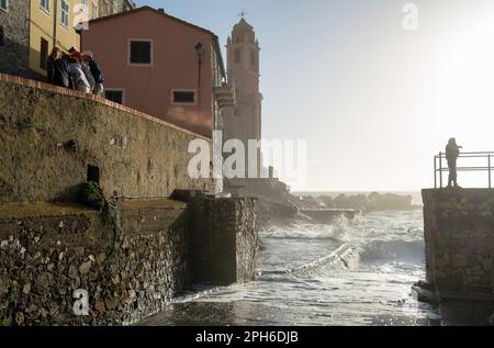 Starke Meereswellen brechen auf Tellaro, einem alten und kleinen Dorf in der Nähe von Lerici, im Golf von La Spezia (Golfo dei Poeti) Ligurien, Italien, Europa Stockfoto