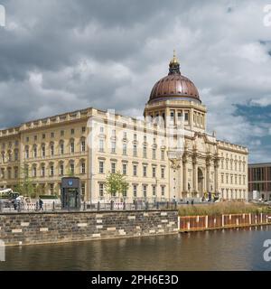 Das abgeschlossene Humboldt-Forum in Berlin mit den letzten Arbeiten auf dem Fußweg auf der Westseite Stockfoto