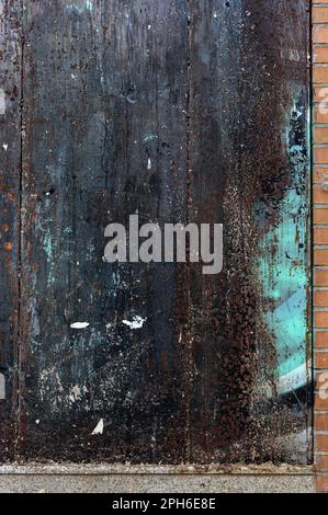 Verwitterte Hintergrundstruktur mit Metallplatten mit Kratzern und Rost. Stockfoto