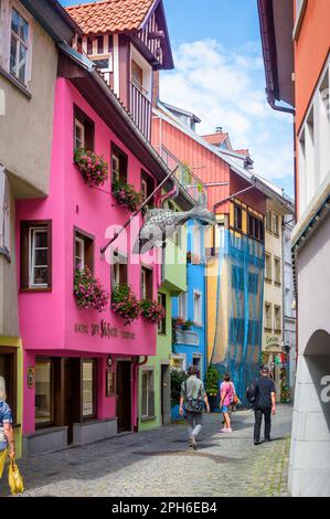 Lindau, Deutschland - 19. Juli 2019: Straße mit bunten Häusern in der Altstadt von Lindau, im Sommer gehen die Leute die Straße entlang, vorbei an Geschäften und Restaurants. Diese CI Stockfoto