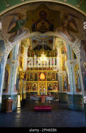 Kasan, Russland - 16. Juni 2021: Im Inneren der Verkündigungskirche, Kasan, Tatarstan. Luxuriös verzierte Inneneinrichtung der russisch-orthodoxen Kirche, ein altes Wahrzeichen Stockfoto